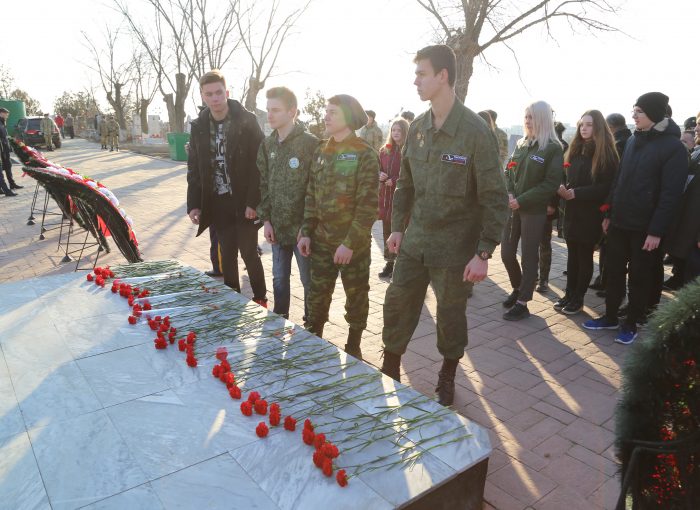 Астраханские поисковики приняли участие в возложении венков и живых цветов к Братским могилам